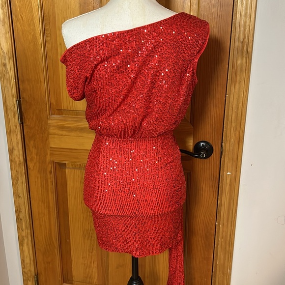 Hello Molly Luxe Arrived Mini Dress Red Sequin Off Shoulder Womens Size 2/XS - Picture 6 of 7